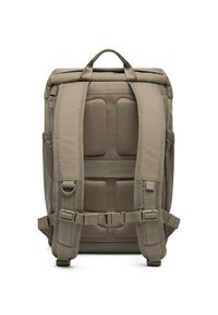 Harmaa reppu, jossa on pehmustettu selkäosa ja olkahihnat. Varustettu yläkahvalla, sivutaskuilla, säädöillä ja teksturoidulla materiaalilla mukavuutta varten.