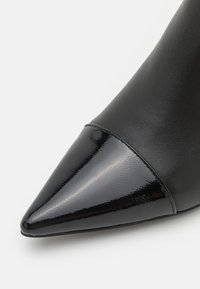 KARL LAGERFELD TETRA GORE BOOT - Kotníkové boty - black