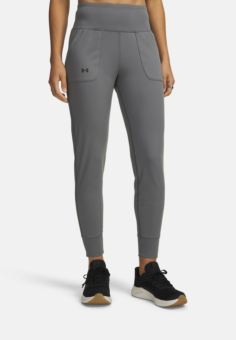 Sive športne hlače z visokim pasom, stranskimi žepi in oprijetim gležnjem. Narejene iz mehke tkanine, v kombinaciji s črnimi supergami z belo podplatom.