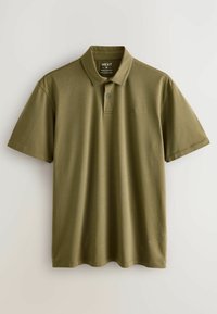 Oliivinvihreä polo-paitaa pehmeästä kankaasta, jossa on kolmen napin lista, lyhyet hihat ja pieni brodattu logo rinnassa.