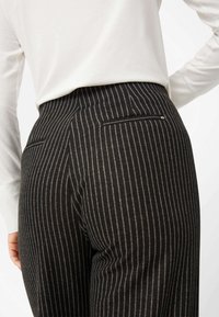 BRAX STYLE LILLYTH FLARED - Stoffhose - black