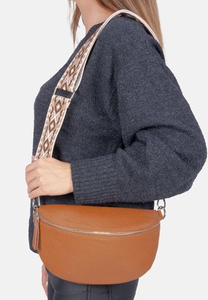 Braune Leder-Crossbody-Tasche mit strukturiertem Oberflächen, ausgestattet mit einem Metall-Reißverschluss und einem gemusterten Stoffgurt.