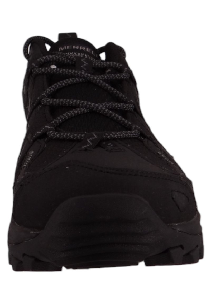 Czarne buty trekkingowe z tekstylną cholewką, gumową podeszwą i systemem sznurowania. Posiadają wzmocniony czubek buta oraz podeszwę z bieżnikiem dla lepszej przyczepności.