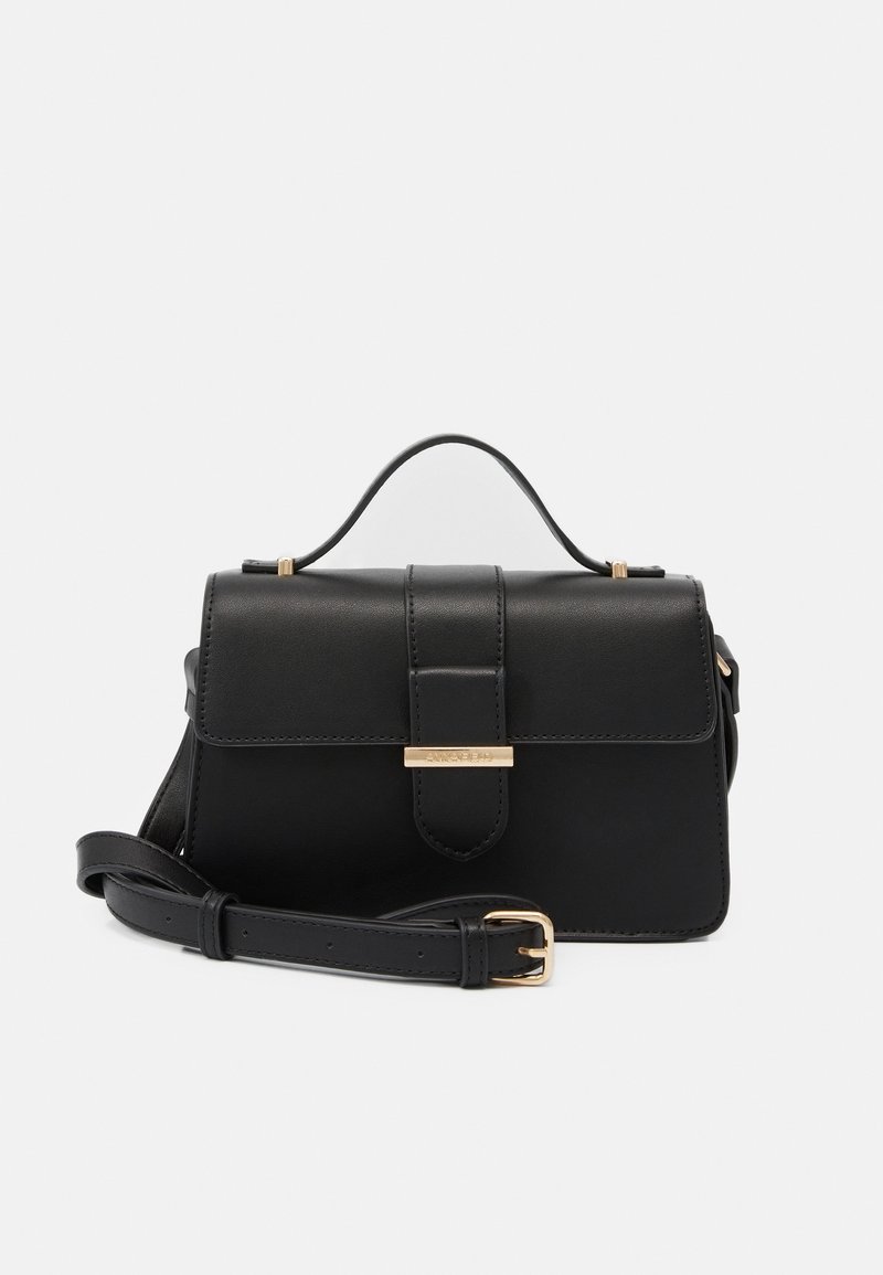 Sac à main en cuir noir avec fermeture à rabat, poignée supérieure, bandoulière réglable et boucle dorée avec accent sur fond uni.