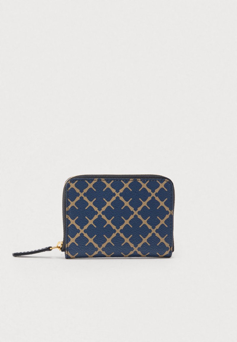 Πορτοφόλι σε ναυτικό μπλε με χρυσό γεωμετρικό σχέδιο, δέρμα με λείο υφή, φερμουάρ κλεισίματος και αποσπώμενο λουράκι χειρός.