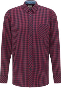 Czerwona i granatowa w kratkę długa koszula z długim rękawem, z kołnierzykiem zapinanym na guziki, pojedynczą kieszenią na piersi oraz niebieskim wykończeniem kołnierza. Wykonana z bawełnianej tkaniny.