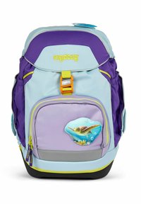 Zaino in tessuto blu chiaro e viola con un design di tartaruga sulla tasca frontale, dotato di dettagli gialli e una robusta fibbia arancione.