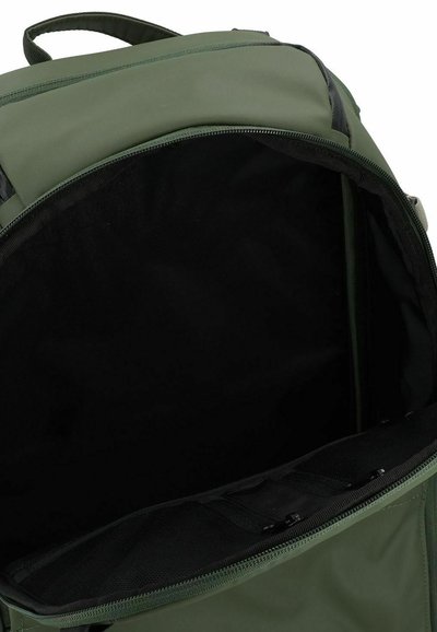 Sac à dos en polyester vert avec une ouverture zippée, offrant un intérieur spacieux noir et des poches en maille pour l'organisation.