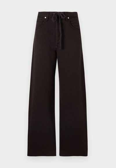 Μαύρο παντελόνι με φαρδιά μπατζάκια, μπροστινές τσέπες, θηλιές για ζώνη και υφασμάτινο κορδόνι στη μέση, εμφανιζόμενο σε απλό φόντο.