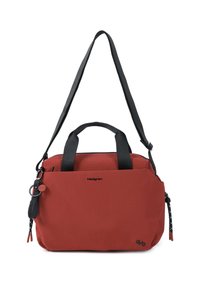 Sac à main rectangulaire rouge avec poignées noires et bandoulière réglable, fermeture éclair avant et porte-clés décoratif fixé sur le côté gauche.