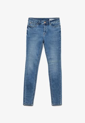 Kitsased teksad helesinises denim-kangas, millel on viis taskut, tõmblukk ja delikaatsed kulumisdetailid.