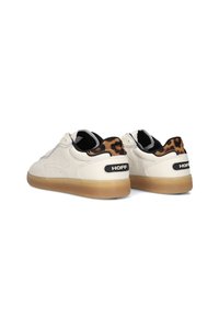 Sneaker bianche con finitura in pelle testurizzata, dettagli con stampa leopardata sul tallone, logo nero e suola in gomma.