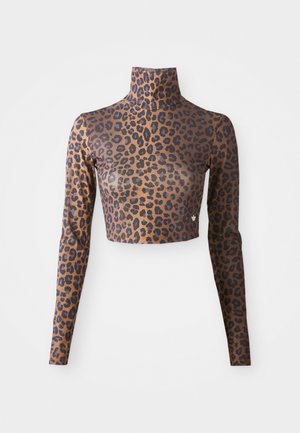 Crop top à manches longues en imprimé léopard brun et noir, avec un col haut et une texture lisse et soyeuse. Détail logo subtil en bas.
