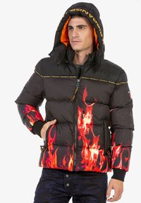 Steppjacke mit schwarzer Außenfarbe und roten Flammendrucken, orangen Futter in der Kapuze und gerippten Bündchen; Reißverschluss mit Taschen.