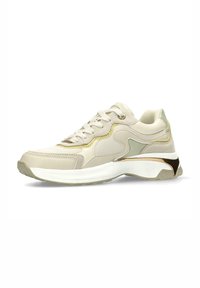 Sneaker beige con materiale in rete e pelle, dettagli dorati, pannelli laterali testurizzati e una suola bianca spessa. Design con lacci.