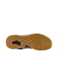 Schwarze Sport-Schuhsohle aus Gummi mit einem Gummimuster, das hexagonale und Fischgräten-Designs für besseren Halt aufweist. Der Markenname ist sichtbar.