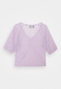 Top z levandulové krajky s krátkými rukávy, výstřihem do V a květinovým vzorem. Polotransparentní textura a uvolněný střih.