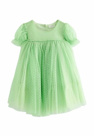 Robe vert clair en tulle transparent à pois, avec manches courtes bouffantes, corsage froncé et jupe à volants superposés. Lavable en machine.