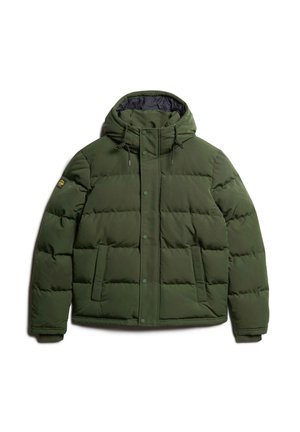 Chaqueta acolchada verde con capucha, que cuenta con un cierre frontal con cremallera, botones a presión, dos bolsillos laterales y cordones ajustables en la capucha.