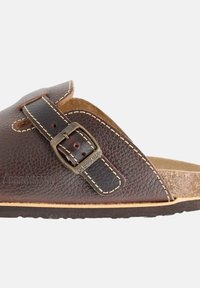 Sandal in pelle marrone con superficie testurizzata, fibbia regolabile e cuciture decorative. Sottopiede in sughero e suola in gomma per il massimo comfort.