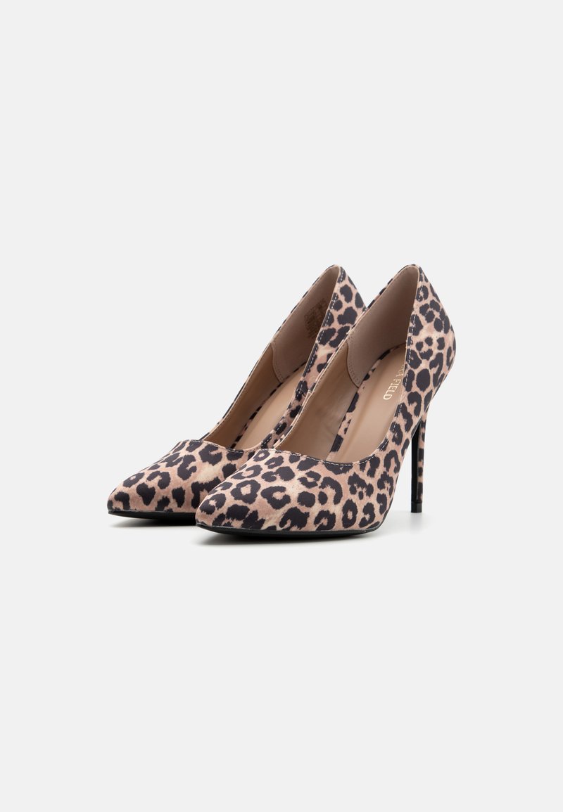 Tacchi alti con stampa leopardata, caratterizzati da punta affilata, tacco a stiletto, tessuto morbido e fodera interna color nude; design elegante e lucido.