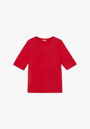 Rotes Kurzarmoberteil mit rundem Ausschnitt und kleinen, verstreuten silbernen Verzierungen auf der oberen Vorderseite.