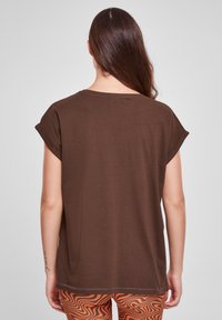Urban Classics EXTENDED SHOULDER - Camiseta básica - brown
