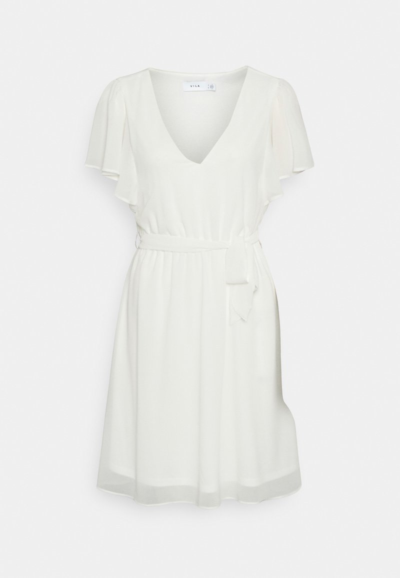 Robe blanche avec un décolleté en V, des manches courtes flottantes, une taille cintrée et une ceinture à nouer. Tissu lisse avec un design fluide et une longueur de genou.