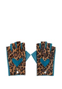 Guantes sin dedos con diseño de estampado de leopardo y acentos turquesa. Decorados con una forma de corazón y tachuelas similares a perlas.