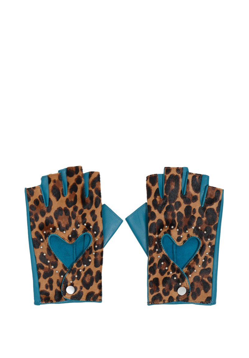 Guantes sin dedos con diseño de estampado de leopardo y acentos turquesa. Decorados con una forma de corazón y tachuelas similares a perlas.