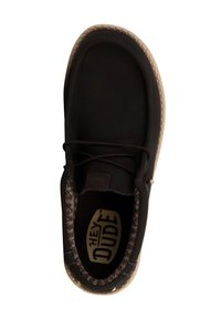Sneaker marrone con una parte superiore testurizzata, cuciture chiare a contrasto e una fodera interna a fantasia. Presenta una soletta imbottita e un logo.