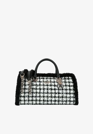 Gesteppte Handtasche in Schwarz-Weiß mit Hahnentrittmuster, schwarzem Plüschbesatz, zwei schwarzen Griffen und silbernen Kettenakzenten. Markenzeichen deutlich sichtbar angebracht.