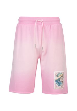 Helle rosa Shorts mit Farbverlauf, Kordelzugbund und einem aufgedruckten Patch mit einer Küstenszene und Text am linken Beinabschluss.