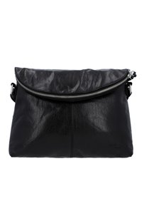 Bolso de mano de cuero negro con tapa doblada y cremallera plateada. Textura suave, forma rectangular, que cuenta con una correa de hombro desmontable.