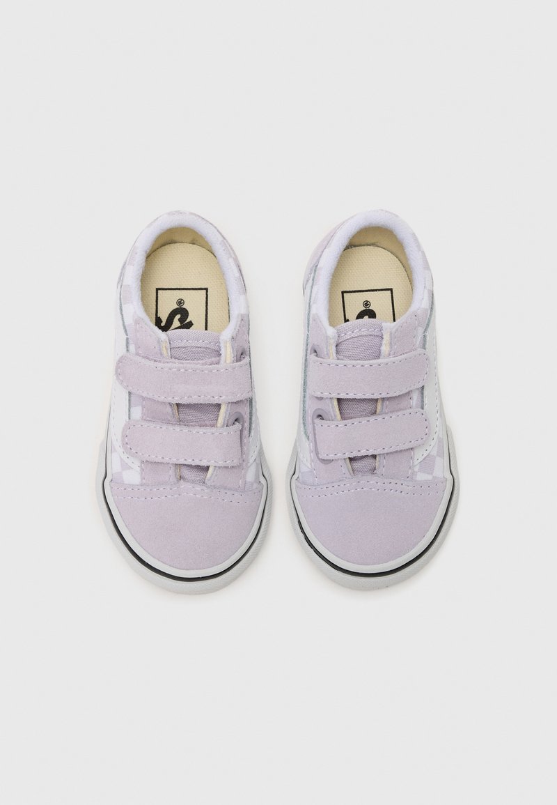 Lila Wildlederschuhe mit weißen Akzenten, ausgestattet mit zwei Klettverschlüssen, einer runden Zehenpartie und einer schwarzen Gummisohle.