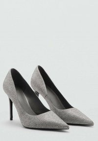 Pumps grigi con tacco alto e punta affusolata, rivestiti di piccole pietre dure, con un design elegante e un tacco a stiletto sottile.