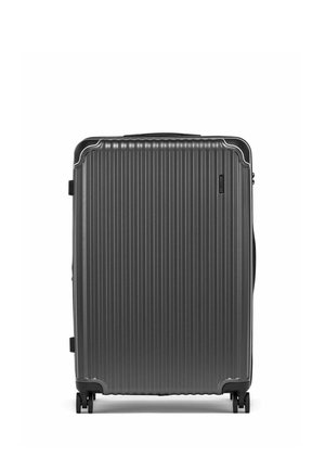 Duża ciemnoszara twarda walizka z pionowymi żebrowaniami, czterema obrotowymi kółkami i wzmocnionymi narożnikami, widziana z przodu.