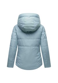 Helle blaue gepolsterte Jacke mit Kapuze, langen Ärmeln und horizontalen Nähten, von hinten auf einem weißen Hintergrund gezeigt.