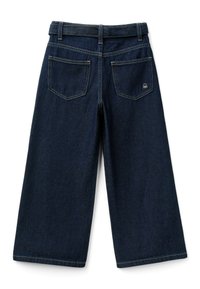 Tmavě modré široké džíny vyrobené z denimu, s zadními kapsami, poutky na opasek, zlatým prošíváním a malým logem na jedné kapse.