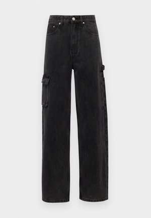 Czarne dżinsowe spodnie cargo w luźnym kroju, z kieszeniami bocznymi i pięcioma szlufkami na pasek. Posiadają zapięcie na guzik oraz kontrastowe przeszycia.