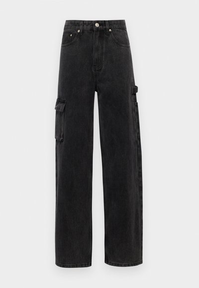 Musta denim-kangasta valmistetut cargo-housut, joissa on väljä istuvuus, sivutasku ja viisi vyölenkkiä. Housuissa on napitus ja kontrastiväriset tikkaukset.