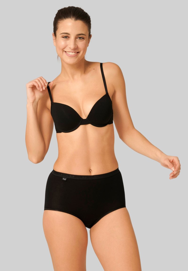 Set di lingerie nera composto da un reggiseno imbottito e liscio con spalline regolabili e mutandine in cotone a vita alta, entrambi con bordi morbidi.