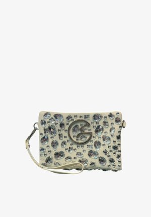 Hvid clutch taske dekoreret med store klare rhinsten og et sølvrundt "G"-logo, med en håndledsrem på venstre side.