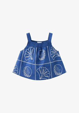 Modrý tielkový top bez rukávov pre batoľa s bielymi vyšívanými vzormi mušlí a vejárov usporiadanými do mriežkového dizajnu, s elastickým nariaseným výstrihom.