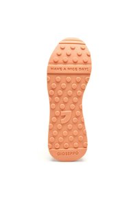 Semelle de chaussure en caoutchouc orange clair avec des grips circulaires texturés. Le texte en relief indique "BONNE JOURNÉE !" et le logo de la marque "GIOSEPPO" en bas.