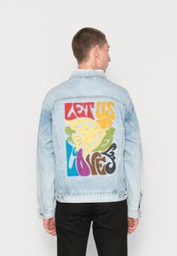 Levi's® PRIDE LIBERATION TRUCKER - Casaco de ganga - blue denim
