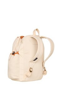 Beige stoffen rugzak met verstelbare schouderbanden, trekkoordsluiting en contrasterende oranje voering. Voorzien van voorzakken en metalen hardware accenten.
