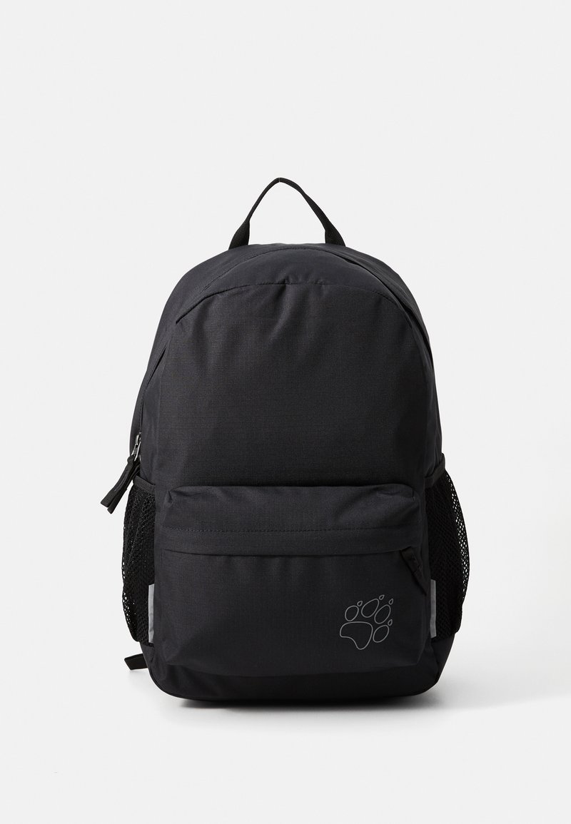Zaino nero realizzato in tessuto testurizzato, dotato di una tasca frontale, tasche laterali in rete e un logo a impronta di zampa nella parte anteriore bassa. Spallacci regolabili.