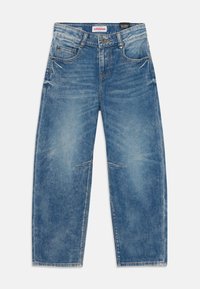 Baggy blå jeans laget av denim med fem lommer, en bleket vask, kontrastsømmer og et lite italiensk flaggmerke på midjebåndet.
