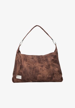 Ruskea mokkainen olkalaukku, jossa on yksi hihna, hopeiset metalliset soljet ja pieni suorakulmainen metallinen logolaatta alareunassa vasemmalla.